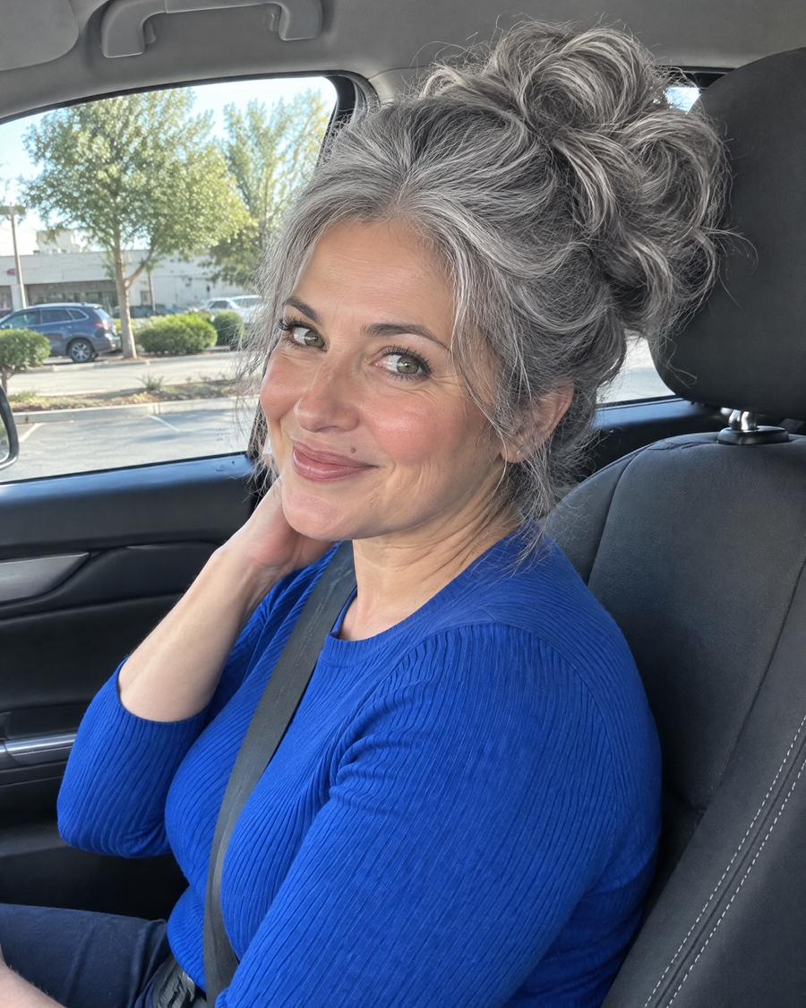Woman wearing the JuvaBun Messy Bun in Salt And Pepper in the car